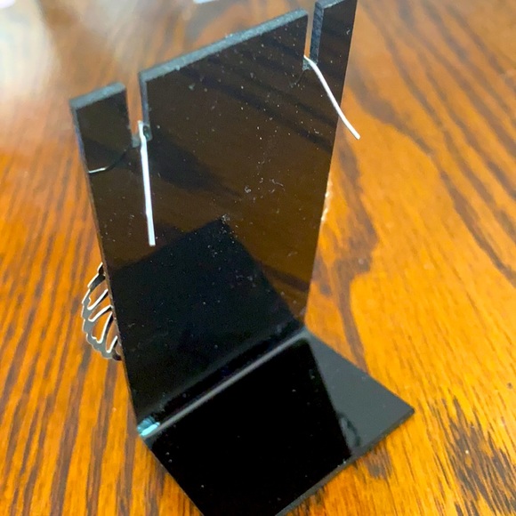 a pair of  silver tone  leaf earrings - Picture 3 of 4